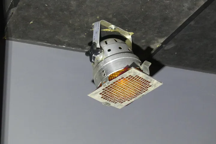 4x Scheinwerfer Befindet sich in etwa auf 5 Meter Höhe